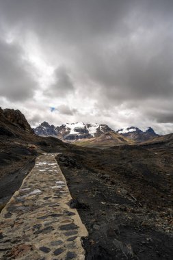 Peru, Huaraz 'daki Pastoruri Buzulu' na dolambaçlı bir yol var. Yüksek irtifada dramatik bir manzara yaratan, koyu volkanik kayalarla zıtlık oluşturan yüksek tepeli tepeler. Bölge çarpıcı jeolojik oluşumlarıyla tanınıyor.