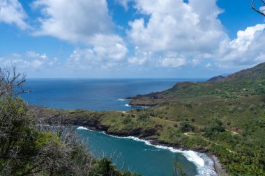 Hiva Oa, Marquesas Adaları, Fransız Polinezyası 'ndaki Puamau kıyısında sarp kayalıklar, yemyeşil tepeler ve Pasifik Okyanusu' nda turkuaz suyu bulunan tenha bir koy bulunur.