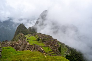 Peru 'daki ünlü İnka kalesi Machu Picchu, sis kaplı dağların arasında yer alıyor. Sitede İnka mühendisliği ve kültürünün sergilendiği teraslar, tapınaklar ve taş yapılar yer alıyor.