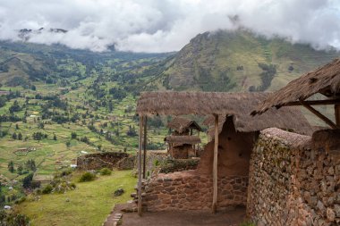 Golden Gate Sahili 'nin kumlu kıyısı Pasifik Okyanusu' yla kesişiyor. Açık mavi gökyüzünün altında San Francisco ufuk çizgisi görünüyor.