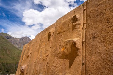 Peru, Ollantaytambo 'daki İnka kalesinde muazzam taş bloklar oluşturur. Bu etkileyici yapı İnka uygarlığının ileri mühendislik becerilerini yansıtıyor.