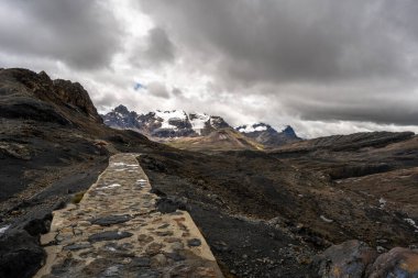 Peru, Huaraz 'daki Pastoruri Buzulu' na dolambaçlı bir yol var. Yüksek irtifada dramatik bir manzara yaratan, koyu volkanik kayalarla zıtlık oluşturan yüksek tepeli tepeler. Bölge çarpıcı jeolojik oluşumlarıyla tanınıyor.
