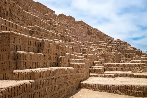 Lima, Peru 'daki Huaca Pucllana Piramidi, adım-benzeri yapısı ve kültürel önemi ile bilinen antik bir arkeolojik alandır.