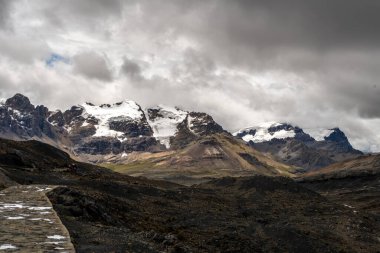 Peru, Huaraz 'daki Pastoruri Buzulu' na dolambaçlı bir yol var. Yüksek irtifada dramatik bir manzara yaratan, koyu volkanik kayalarla zıtlık oluşturan yüksek tepeli tepeler. Bölge çarpıcı jeolojik oluşumlarıyla tanınıyor.