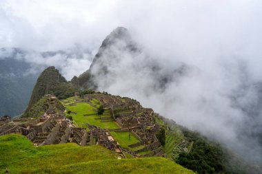 Peru 'daki ünlü İnka kalesi Machu Picchu, sis kaplı dağların arasında yer alıyor. Sitede İnka mühendisliği ve kültürünün sergilendiği teraslar, tapınaklar ve taş yapılar yer alıyor.
