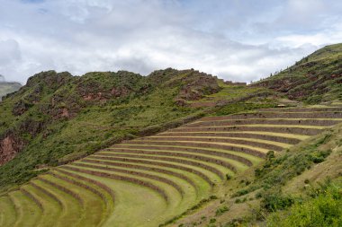 Pisac arkeolojik sahasında bereketli kutsal vadide yuva yapmış etkileyici taş teraslar ve kalıntılar bulunuyor. Bu tarihi İnka kompleksi Peru 'daki Andean manzarasının gelişmiş tarım mühendisliği ve çarpıcı görüntülerini sergiliyor.