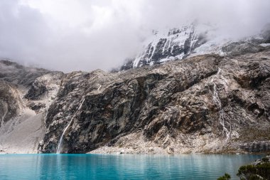 Laguna 69, göz kamaştırıcı bir turkuaz buzul gölü, engebeli, karla kaplı tepelerle çevrilidir. Huaraz, Peru 'da yer alan bu nefes kesici dağlık bölgede Cordillera Blanca sıradağları içinde şelaleler, kayalık kayalıklar ve el değmemiş doğa bulunur.
