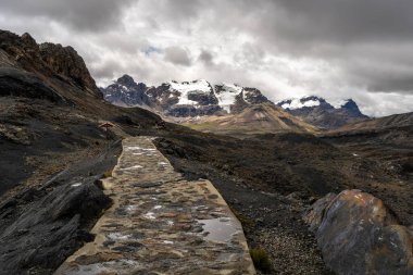 Peru, Huaraz 'daki Pastoruri Buzulu' na dolambaçlı bir yol var. Yüksek irtifada dramatik bir manzara yaratan, koyu volkanik kayalarla zıtlık oluşturan yüksek tepeli tepeler. Bölge çarpıcı jeolojik oluşumlarıyla tanınıyor.
