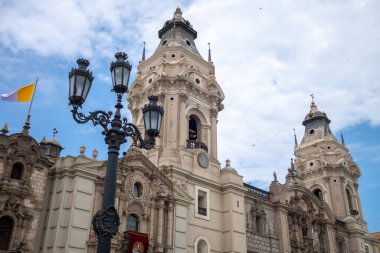 Lima, Peru 'daki Metropolitan Katedrali, barok ve neoklasik bir tasarıma sahip sömürge mimarisine sahiptir. İkiz çan kuleleri, büyük girişi ve süslü cephesi tarihi şehir merkezine hükmediyor.