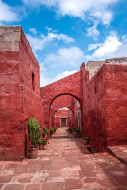 Arequipa, Peru 'daki Santa Catalina Manastırı' nın canlı kırmızı duvarları.