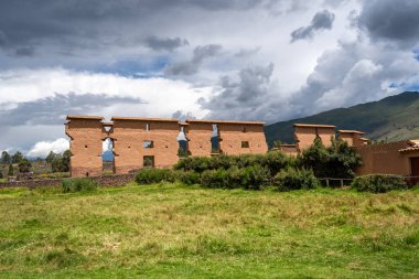 Raqchi arkeolojik alanında, kerpiç ve taştan inşa edilmiş etkileyici bir İnka yapısı olan Wiracocha Tapınağı 'nın kalıntıları yer almaktadır. Peru