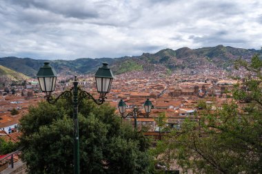 Peru 'nun Cusco kenti, yüksek And Dağları ile çevrili bir vadiye kurulmuş terracotta çatıları, sömürge mimarisi ve tarihi kiliselerle kaplıdır.