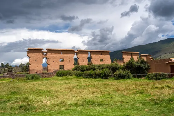 Raqchi arkeolojik alanında, kerpiç ve taştan inşa edilmiş etkileyici bir İnka yapısı olan Wiracocha Tapınağı 'nın kalıntıları yer almaktadır. Peru