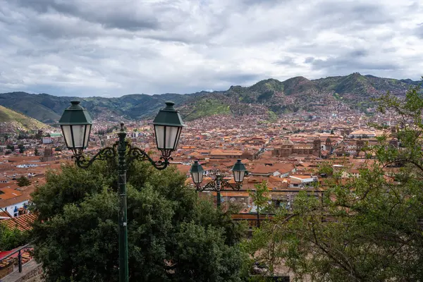 Peru 'nun Cusco kenti, yüksek And Dağları ile çevrili bir vadiye kurulmuş terracotta çatıları, sömürge mimarisi ve tarihi kiliselerle kaplıdır.