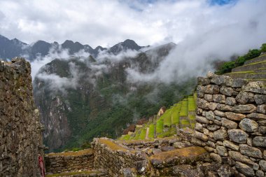 Peru 'daki ünlü İnka kalesi Machu Picchu, sis kaplı dağların arasında yer alıyor. Sitede İnka mühendisliği ve kültürünün sergilendiği teraslar, tapınaklar ve taş yapılar yer alıyor.