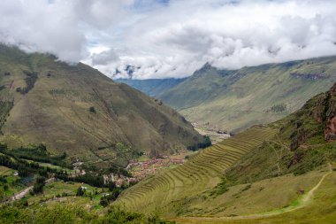 Pisac arkeolojik sahasında bereketli kutsal vadide yuva yapmış etkileyici taş teraslar ve kalıntılar bulunuyor. Bu tarihi İnka kompleksi Peru 'daki Andean manzarasının gelişmiş tarım mühendisliği ve çarpıcı görüntülerini sergiliyor.