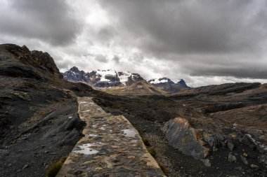 Peru, Huaraz 'daki Pastoruri Buzulu' na dolambaçlı bir yol var. Yüksek irtifada dramatik bir manzara yaratan, koyu volkanik kayalarla zıtlık oluşturan yüksek tepeli tepeler. Bölge çarpıcı jeolojik oluşumlarıyla tanınıyor.