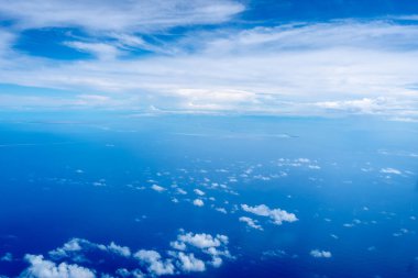 Fransız Polinezyası 'ndaki Tuamotus adası, kısmen dağınık bulutlarla kaplı olan derin mavi Pasifik Okyanusu' ndan çıkar. Turkuaz göl, etrafındaki karanlık sularla güzel bir tezat oluşturuyor.