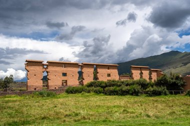Raqchi arkeolojik alanında, kerpiç ve taştan inşa edilmiş etkileyici bir İnka yapısı olan Wiracocha Tapınağı 'nın kalıntıları yer almaktadır. Peru