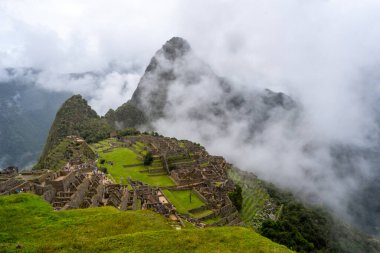 Peru 'daki ünlü İnka kalesi Machu Picchu, sis kaplı dağların arasında yer alıyor. Sitede İnka mühendisliği ve kültürünün sergilendiği teraslar, tapınaklar ve taş yapılar yer alıyor.