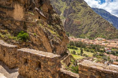 Antik İnka terasları ve taş yapılar, Peru 'nun kutsal vadisinde önemli bir arkeolojik alan olan Ollantaytambo kalesindeki kayalık bir dağa karşı yükselir.