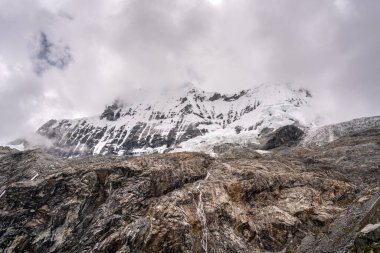 Laguna 69, göz kamaştırıcı bir turkuaz buzul gölü, engebeli, karla kaplı tepelerle çevrilidir. Huaraz, Peru 'da yer alan bu nefes kesici dağlık bölgede Cordillera Blanca sıradağları içinde şelaleler, kayalık kayalıklar ve el değmemiş doğa bulunur.