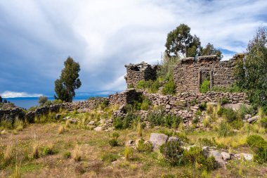 Taquile Adası 'ndaki İnka öncesi bir medeniyetin kalıntıları, verimli bitki örtüsüyle çevrili ve Peru' daki Titicaca Gölü 'nün engin sularına bakan antik taş kalıntıları. Tarihe bir bakış