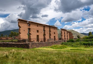 Raqchi arkeolojik alanında, kerpiç ve taştan inşa edilmiş etkileyici bir İnka yapısı olan Wiracocha Tapınağı 'nın kalıntıları yer almaktadır. Peru