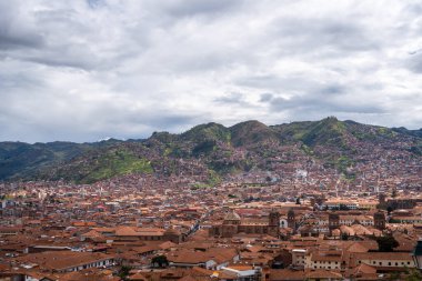 Peru 'nun Cusco kenti, yüksek And Dağları ile çevrili bir vadiye kurulmuş terracotta çatıları, sömürge mimarisi ve tarihi kiliselerle kaplıdır.