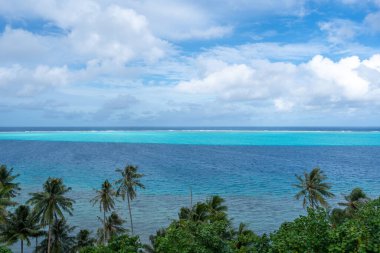 Huahine, Fransız Polinezyası 'ndaki Tefarerii bakış açısı, engin bir gökyüzü altında turkuaz gölünün, derin mavi okyanusun ve yemyeşil tropikal bitkilerin nefes kesici bir görüntüsünü sunar.