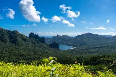 Nuku Hiva 'da yemyeşil dağlarla çevrili Hatiheu Körfezi' nde güzel siyah bir kumsal, engebeli zirveler ve yoğun tropikal bitki örtüsü bulunur. Fransız Polinezyası