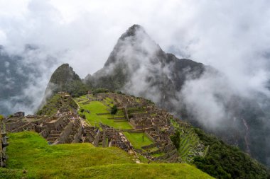Peru 'daki ünlü İnka kalesi Machu Picchu, sis kaplı dağların arasında yer alıyor. Sitede İnka mühendisliği ve kültürünün sergilendiği teraslar, tapınaklar ve taş yapılar yer alıyor.