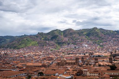 Peru 'nun Cusco kenti, yüksek And Dağları ile çevrili bir vadiye kurulmuş terracotta çatıları, sömürge mimarisi ve tarihi kiliselerle kaplıdır.