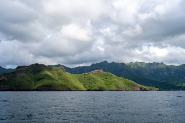Okyanus üzerindeki yeşil uçurumlar, Taiohae ve Hakaui, Nuku Hiva, Marquesas Adaları ve Fransız Polinezyası arasındaki engebeli kıyı şeridi boyunca yükselir.