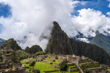 Peru 'daki ünlü İnka kalesi Machu Picchu, sis kaplı dağların arasında yer alıyor. Sitede İnka mühendisliği ve kültürünün sergilendiği teraslar, tapınaklar ve taş yapılar yer alıyor.