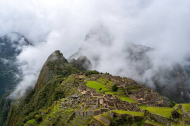 Peru 'daki ünlü İnka kalesi Machu Picchu, sis kaplı dağların arasında yer alıyor. Sitede İnka mühendisliği ve kültürünün sergilendiği teraslar, tapınaklar ve taş yapılar yer alıyor.