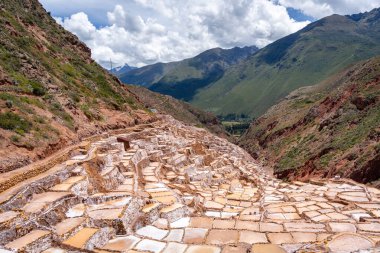 Peru 'nun kutsal vadisindeki Salinas de Maras' ın tuz terasları tuz çıkarmak için kullanılan antik havuzlardır. And Dağları arasında çarpıcı bir manzara yaratırlar.