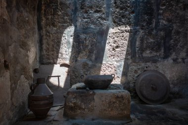 Arequipa 'daki Santa Catalina Manastırı' nın eski mutfaklarında yüzyıllar öncesinden kalma taş fırınlar ve geleneksel yemek aletleri var.