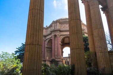 San Francisco 'daki Güzel Sanatlar Sarayı, klasik sütunları olan bir mimari başyapıt, yemyeşil ile çevrilidir.
