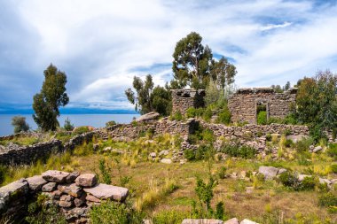 Taquile Adası 'ndaki İnka öncesi bir medeniyetin kalıntıları, verimli bitki örtüsüyle çevrili ve Peru' daki Titicaca Gölü 'nün engin sularına bakan antik taş kalıntıları. Tarihe bir bakış