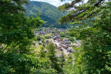 Shirakawa-go 'nun manzaralı köyü, geleneksel gthe-zukuri evleri ve huzurlu kırsal yaşam barındıran yemyeşil dağlara yuva yapmış durumda. Japonya