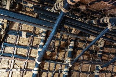 Tahta kirişler ve kalın kamış ipler Shirakawa-go 'daki tarihi bir evin karmaşık çatı yapısını oluşturur. Eski zanaat tekniklerini korur.