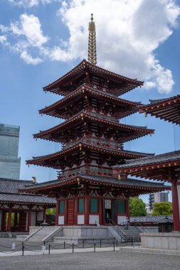 Osaka 'daki Shitenno-ji Tapınağı' nın görkemli ana kapısı ve tapınağı dingin ruhsal varlıkla tarihi mimariyi harmanlayan canlı bir gökyüzünün altında duruyor.