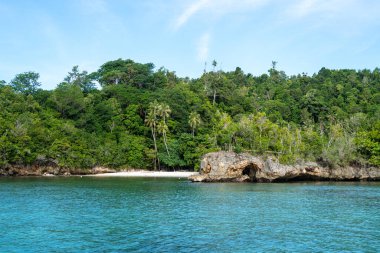 Waleakodi Adası 'ndaki beyaz kumlu ve yemyeşil ormanlı Lia sahilleri göz alıcı Togian takımadalarının bir parçası, Sulawesi, Endonezya