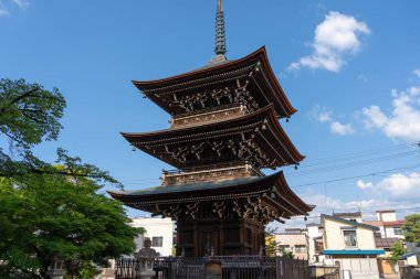 Takayama 'daki Hida Kokubun-ji Tapınağı' nda, güzel korunmuş ve mavi gökyüzüne karşı çerçevelenmiş üç katlı tarihi ahşap bir tapınak.