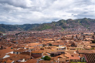 Peru 'nun Cusco kenti, yüksek And Dağları ile çevrili bir vadiye kurulmuş terracotta çatıları, sömürge mimarisi ve tarihi kiliselerle kaplıdır.
