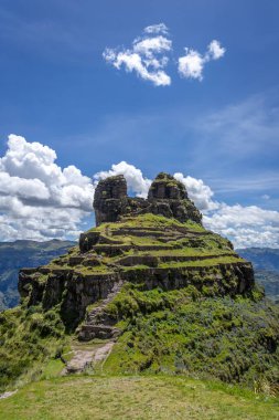 Peru 'daki Waqrapukara arkeolojik sahasında engebeli bir dağ zirvesinde, Andean manzarasının çarpıcı manzaralarını sunan teraslı taş kalıntıları yer almaktadır.