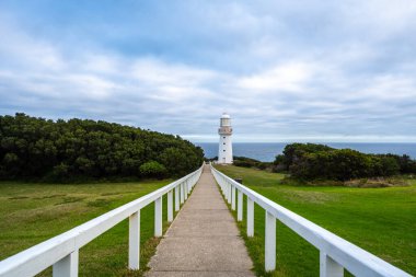 Avustralya 'daki Büyük Okyanus Yolu' nun kıyısındaki Cape Otway Işık İstasyonu okyanusa bakan bir uçurumda duruyor ve manzaralı kıyı manzarası sunuyor.