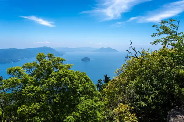 Miyajima Adası 'ndaki Misen Dağı' nın tepesinden Seto İç Denizi ve Hiroşima Körfezi üzerinde nefes kesici bir manzara uzanır. Japonya