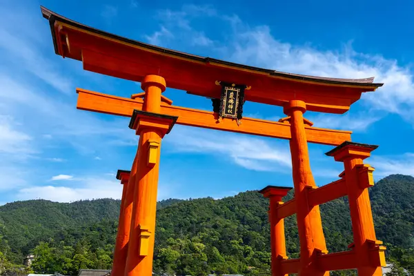 Itsukushima-jinja türbesinin ünlü yüzen torii kapısı Japonya 'nın Hiroşima yakınlarındaki Miyajima Adası yakınlarında denizdedir. Yakın çekim görünümü